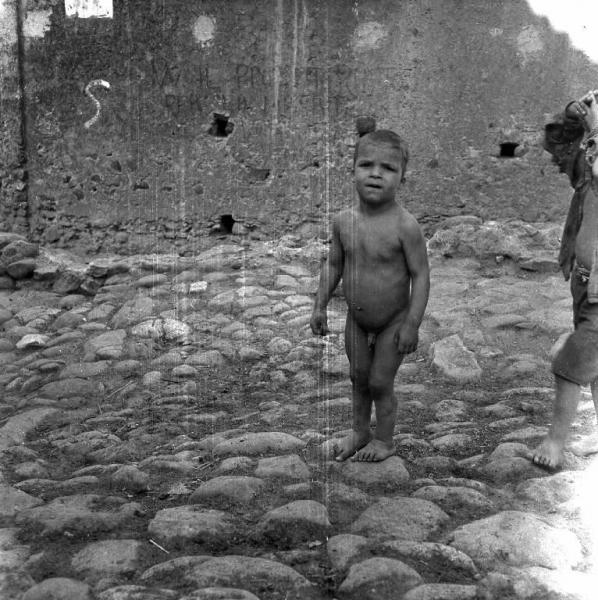 Melissa (Crotone) - Bambino nudo in una strada