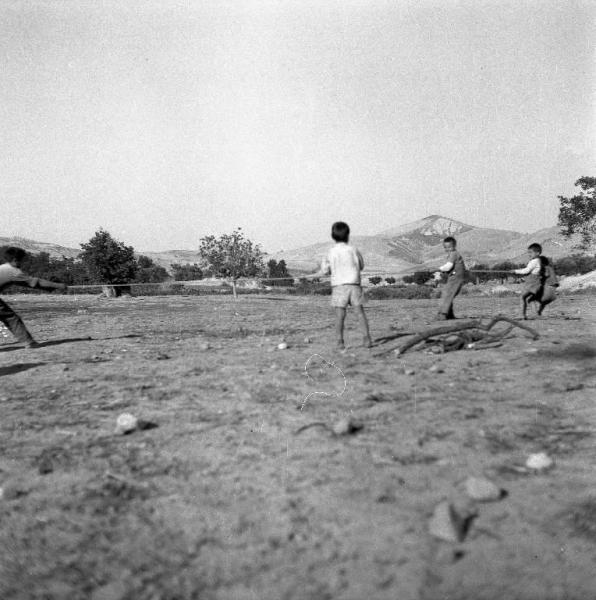 Melissa (Crotone) - Bambini che giocano in un campo