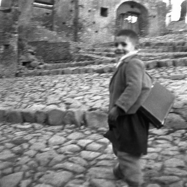 Melissa (Crotone) - Bambino con la cartella in una strada