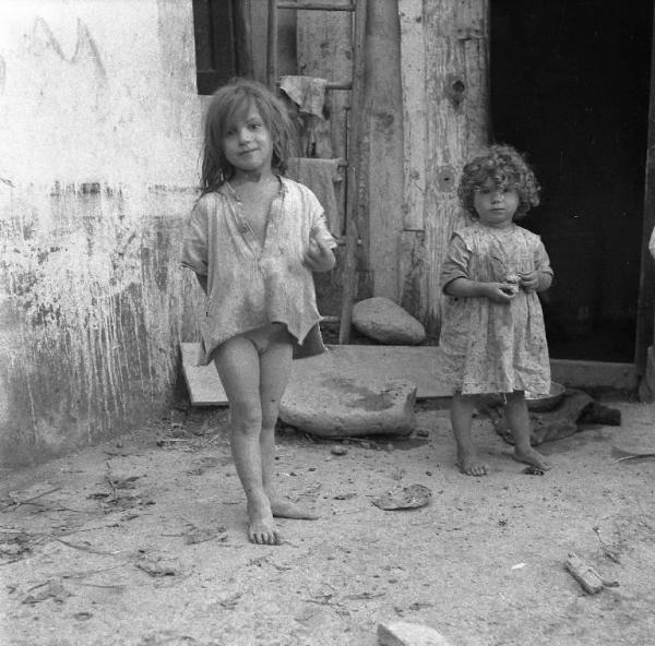 Melissa (Crotone) - Bambine sull'uscio di una casa