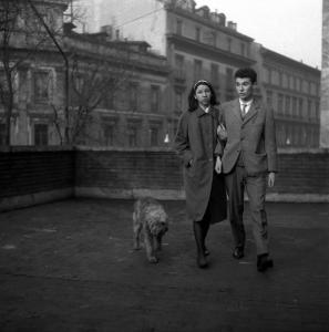 Milano - Casa del pittore Ernesto Treccani - Maddalena e Giulio Treccani su un terrazzo