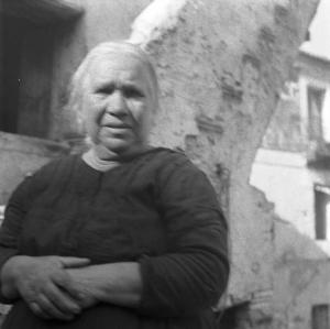 Melissa (Crotone) - Anziana donna all'esterno di una casa