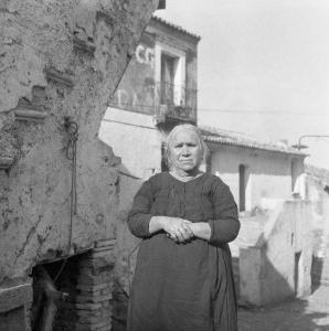 Melissa (Crotone) - Anziana donna all'esterno di una casa - Ritratto