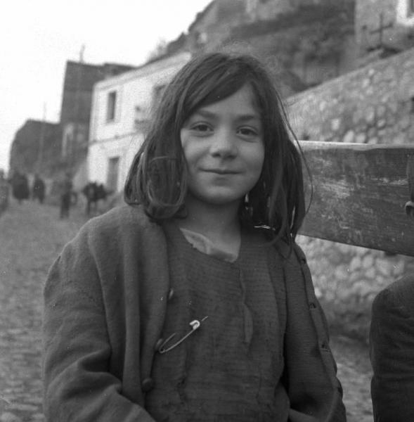Melissa (Crotone) - Bambina in una strada