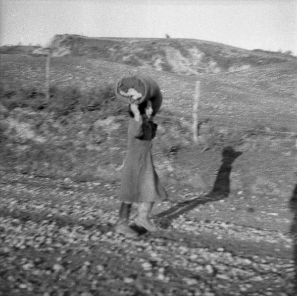 Melissa (Crotone) - Bambina con sacco sulla testa in una strada di campagna