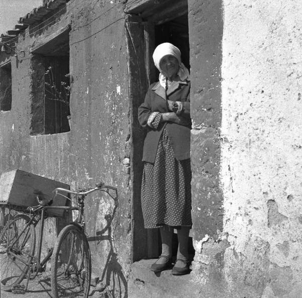 Melissa (Crotone) - Anziana donna sull'uscio di una casa