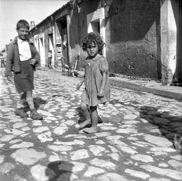 Melissa (Crotone) - Bambini in una strada
