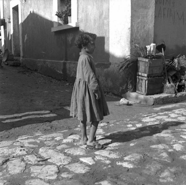 Melissa (Crotone) - Bambina in una strada