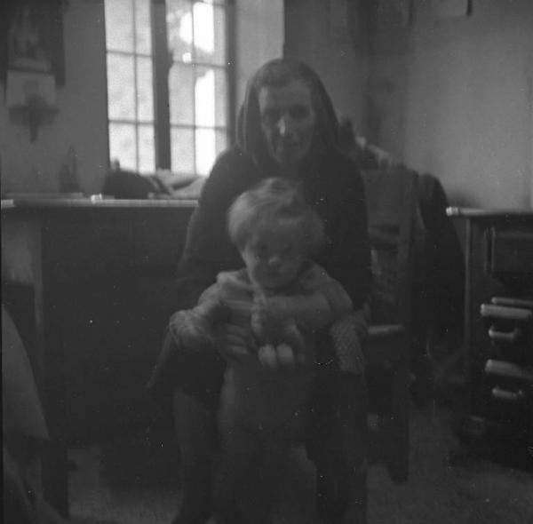 Melissa (Crotone) - Anziana donna con bambino nella cucina di una casa