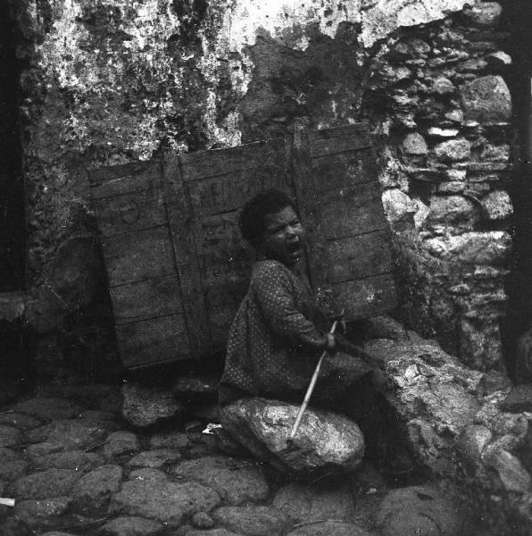 Melissa (Crotone) - Bambina seduta su una pietra