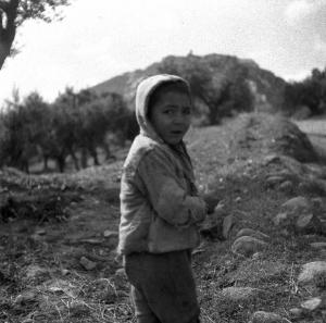 Melissa (Crotone) - Bambino in un campo