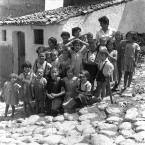 Melissa (Crotone) - Gruppo di bambini con tre donne in una strada - Ritratto