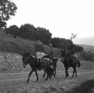 Melissa (Crotone) - Contadina e contadini su asini e muli in una strada verso il paese