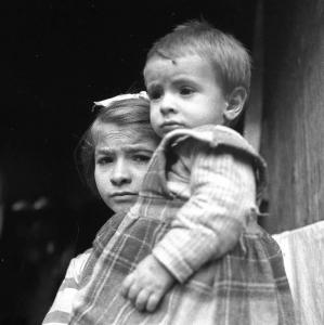 Melissa (Crotone) - Bambina con bambino più piccolo in braccio all'esterno di una casa - Ritratto