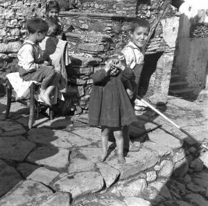 Melissa (Crotone) - Bambini all'esterno di una casa