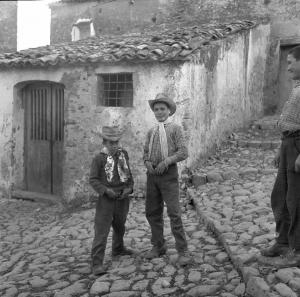 Melissa (Crotone) - Ragazzo e bambino con cappelli da sceriffo in una strada