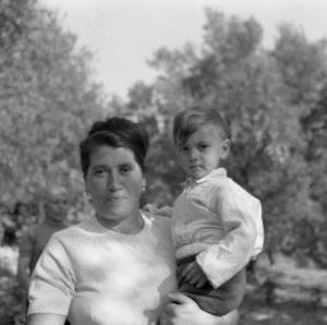 Melissa (Crotone) - Donna con bambino in braccio - Ritratto