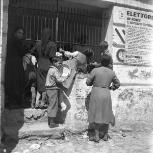 Melissa (Crotone) - Donne e bambini in attesa della distribuzione di cibo presso un edificio
