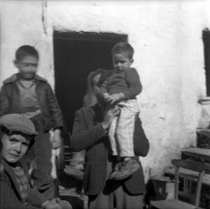Melissa (Crotone) - Uomo con bambini all'esterno di una casa