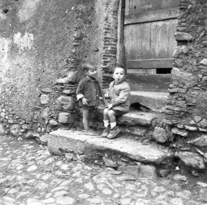 Melissa (Crotone) - Bambini sui gradini d'entrata di una casa