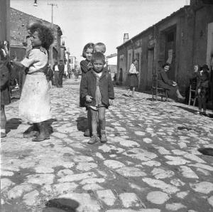 Melissa (Crotone) - Bambini e altre persone in una strada