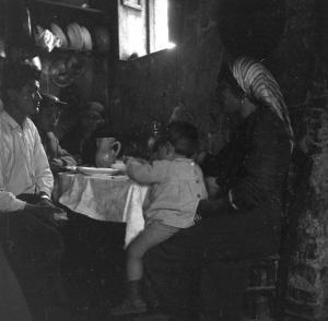 Melissa (Crotone) - Famiglia di contadini a pranzo nella cucina di una casa