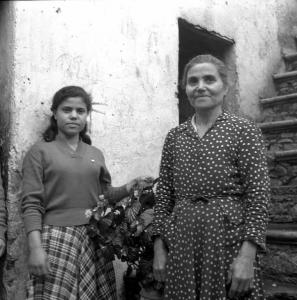 Melissa (Crotone) - Donna e giovane donna sulla scala esterna di una casa - Ritratto