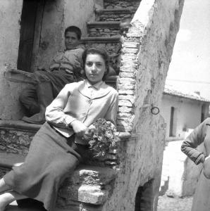 Melissa (Crotone) - Giovane donna sulla scala esterna di una casa - Ritratto
