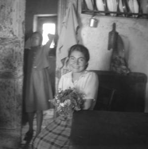Melissa (Crotone) - Giovane donna con mazzolino di fiori seduta su una poltrona in un interno di casa - Ritratto