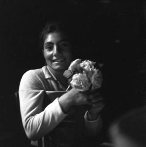 Melissa (Crotone) - Giovane donna con mazzolino di fiori in mano - Ritratto
