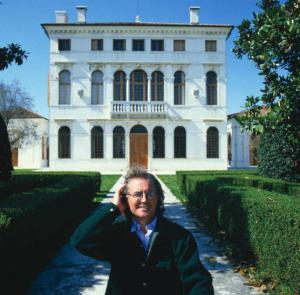 Ritratto maschile - adulto - Luciano Benetton posa di fronte alla sua villa - stilista - imprenditore