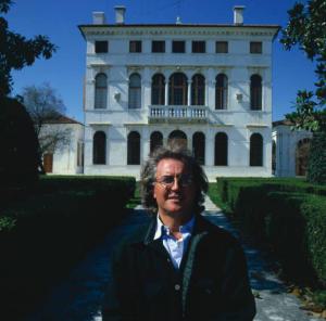 Ritratto maschile - adulto - Luciano Benetton posa di fronte alla sua villa - stilista - imprenditore