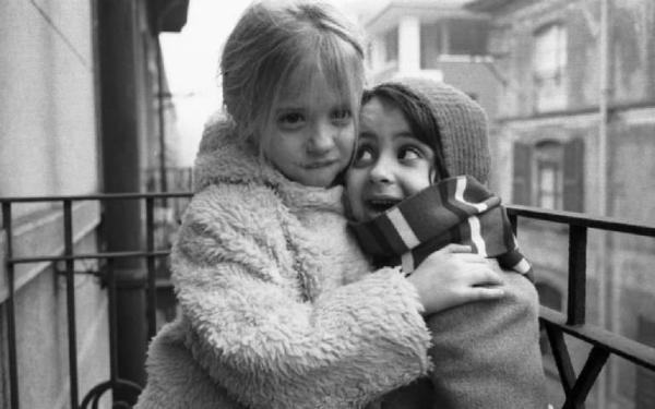 Ritratto femminile - Laudie bambina con un'amica sul balcone