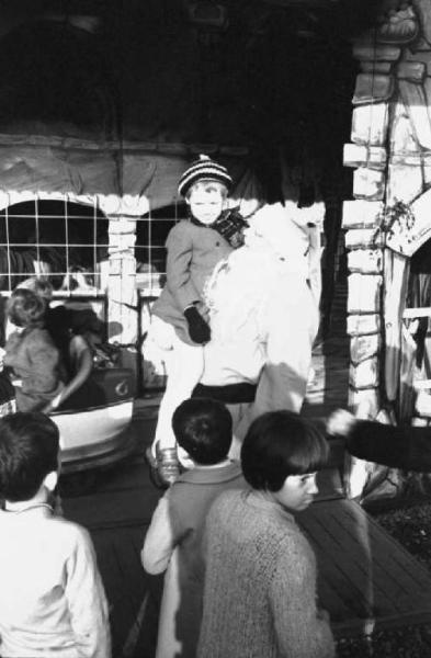 Milano - Luna Park delle Varesine - Piero d'Alfonso vestito da Babbo Natale con i bambini