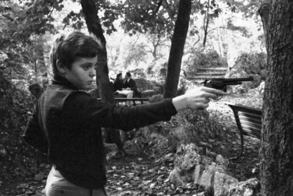 Milano - Giardini Pubblici - Bambino gioca con pistola giocattolo