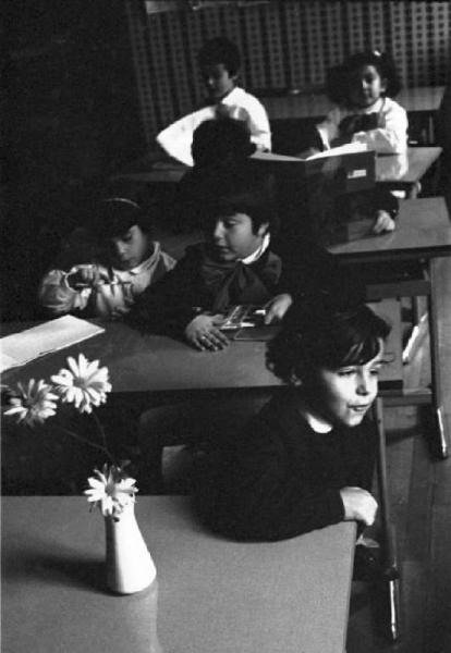 Bambini sui banchi di scuola