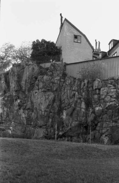 Svezia - retro di una villetta costruita sulla roccia