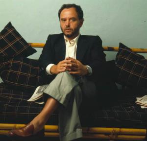 Ritratto maschile - adulto - Enrico Deaglio seduto su un divano - giornalista