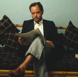 Ritratto maschile - adulto - Enrico Deaglio seduto su un divano legge il giornale - giornalista