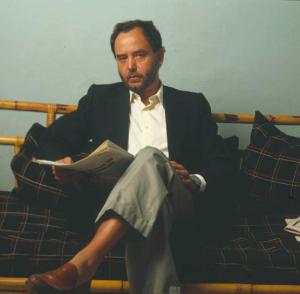 Ritratto maschile - adulto - Enrico Deaglio seduto su un divano legge il giornale - giornalista