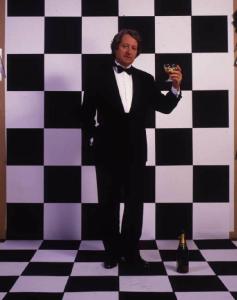 Ritratto maschile - adulto - Giorgio Forattini indossa uno smoking di Ferré e regge una coppa di champagne - disegnatore - cartoonist