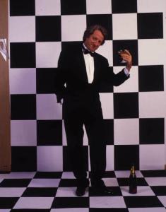 Ritratto maschile - adulto - Giorgio Forattini indossa uno smoking di Ferré e regge una coppa di champagne - disegnatore - cartoonist