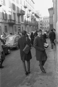 Milano - studenti all'uscita del liceo