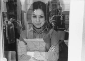 Milano - ritratto di giovane donna attraverso una vetrina