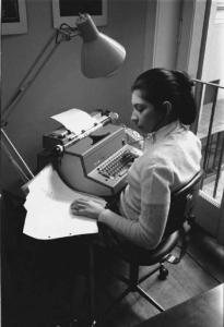 Ritratto femminile - giovane impiegata alla macchina da scrivere