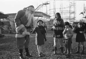 Piero d'Alfonso vestito da Babbo Natale e bambini al Luna Park
