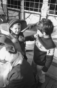Bambini giocano con Piero d'Alfonso vestito da Babbo Natale