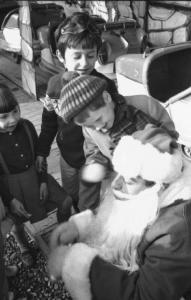 Piero d'Alfonso vestito da Babbo Natale gioca con alcuni bambini al Luna Park