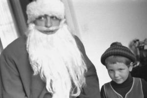 Piero d'Alfonso vestito da Babbo Natale e bambino