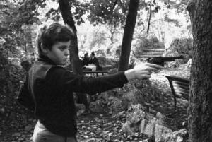 Milano - Giardini Pubblici - Bambino gioca con pistola giocattolo